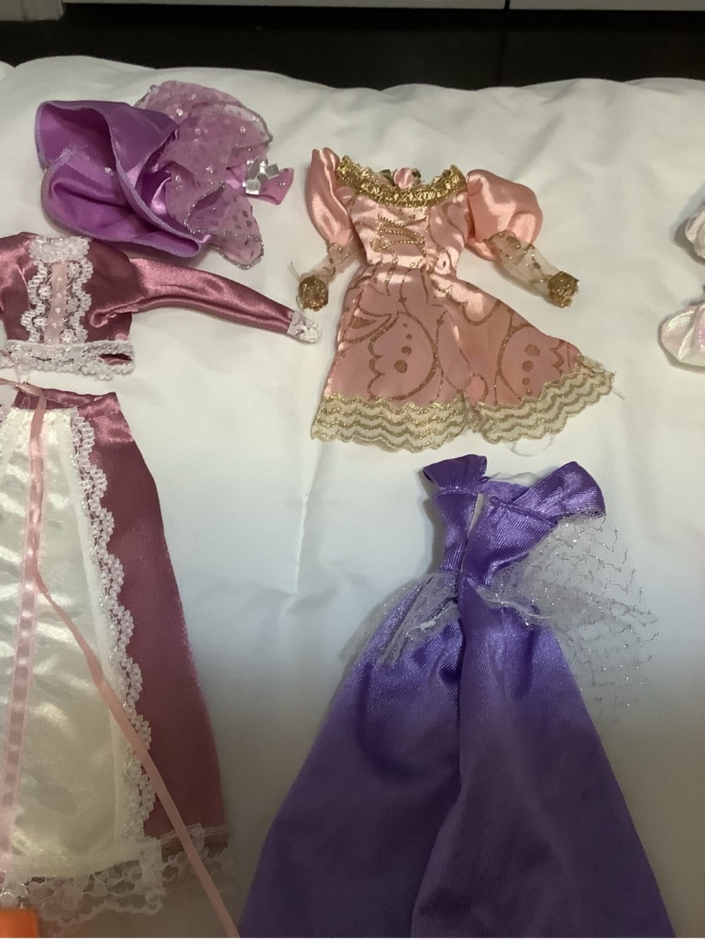 Barbie huge clothing bundle - Picture 2 of 8
